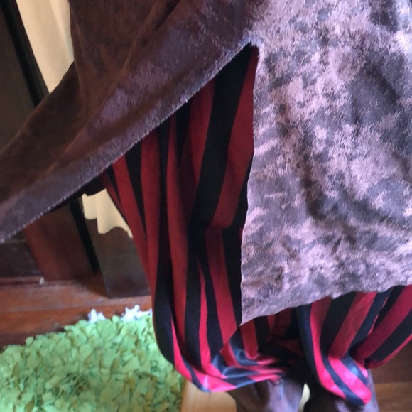 Pirate costume/men’s-one size fits most/boot attached to red and black pants - Picture 5 of 11